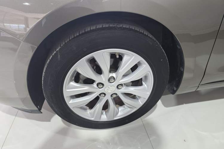 Used Buick GT 2021 Revised Version Flagship 1.5L Automatic Elite Edition Left Front Wheel Hub
