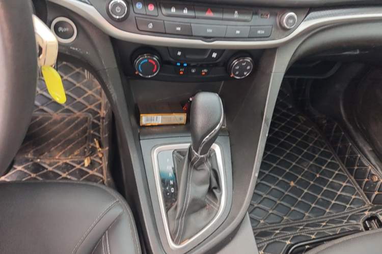 Used Buick GT 2021 Revised Version 1.3T Automatic Mild Hybrid Elite Edition Gear Lever