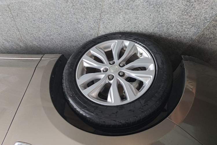 Used Buick GT 2021 Revised Version Flagship 1.5L Automatic Elite Edition Left Front Wheel Hub