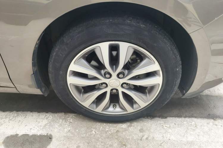 Used Buick GT 2021 Revised Version 1.3T Automatic Mild Hybrid Elite Edition Right Front Wheel Hub