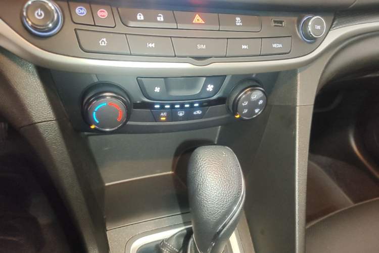 Used Buick GT 2021 1.3T Automatic Mild Hybrid Elite Version Audio And AC Panel