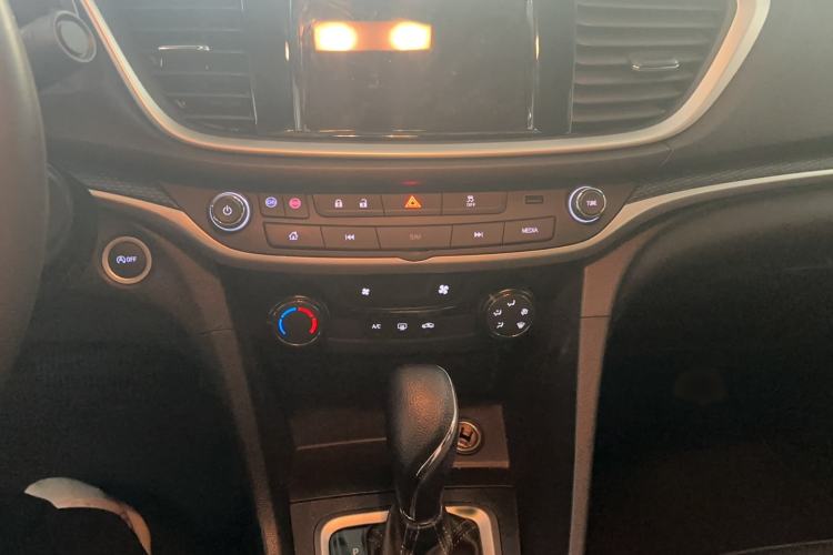 Used Buick GT 2021 Revised Version Flagship 1.5L Automatic Elite Edition Audio And AC Panel