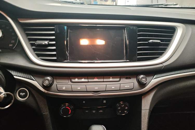 Used Buick GT 2021 Revised Version Flagship 1.5L Automatic Entry-Level Trim Audio And AC Panel
