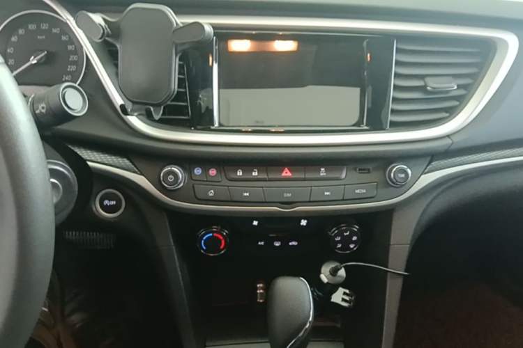 Used Buick GT 2021 Revised Version Flagship 1.5L Automatic Elite Edition Audio And AC Panel