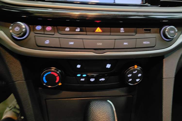 Used Buick GT 2021 Revised Version Flagship 1.5L Automatic Elite Edition Audio And AC Panel