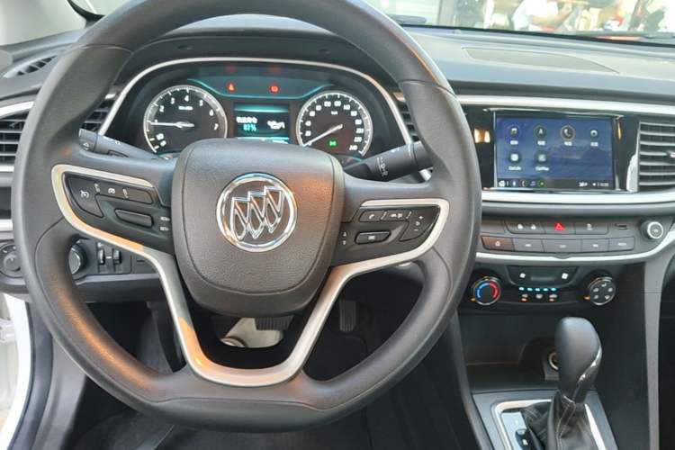 Used Buick GT 2021 Revised Version Flagship 1.5L Automatic Entry-Level Trim Center Console