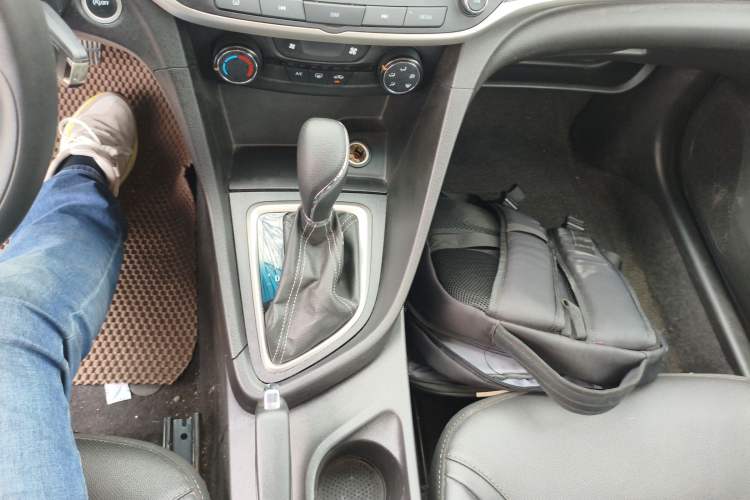 Used Buick GT 2021 Revised Version 1.3T Automatic Mild Hybrid Elite Edition Gear Lever