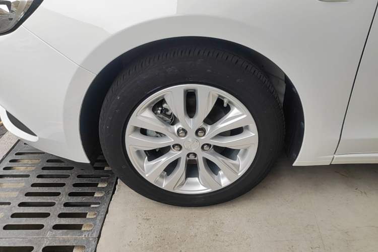 Used Buick GT 2021 Revised Version Flagship 1.5L Automatic Entry-Level Trim Left Front Wheel Hub
