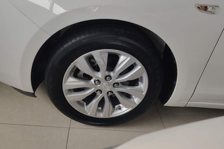 Used Buick GT 2021 Revised Version Flagship 1.5L Automatic Elite Edition Left Front Wheel Hub