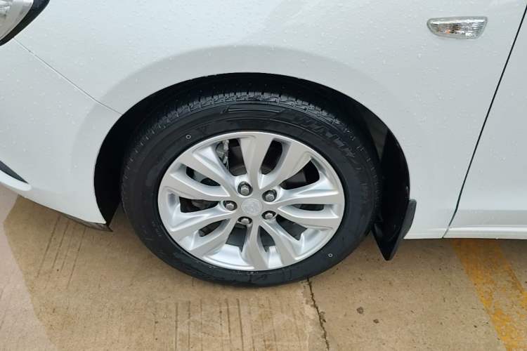 Used Buick GT 2021 Revised Version Flagship 1.5L Automatic Elite Edition Left Front Wheel Hub