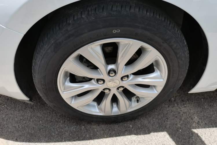 Used Buick GT 2021 Revised Version Flagship 1.5L Automatic Elite Edition Left Front Wheel Hub