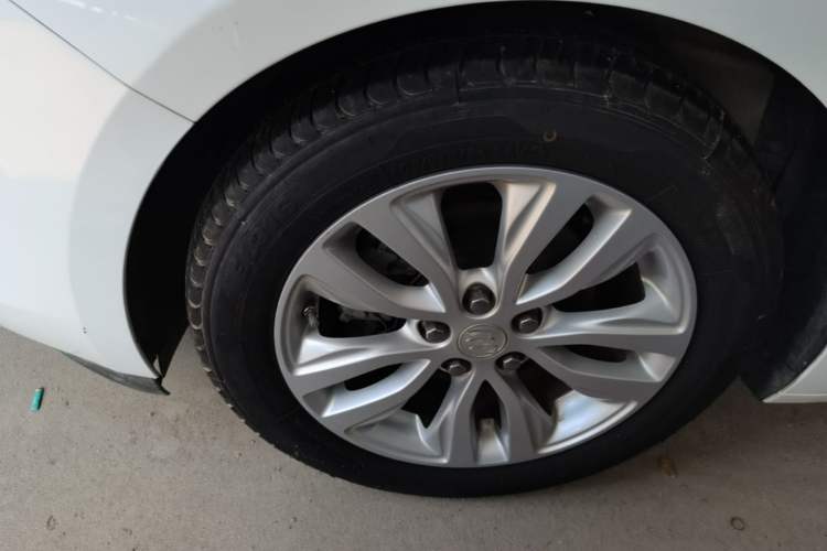 Used Buick GT 2021 Revised Version Flagship 1.5L Automatic Elite Edition Left Front Wheel Hub