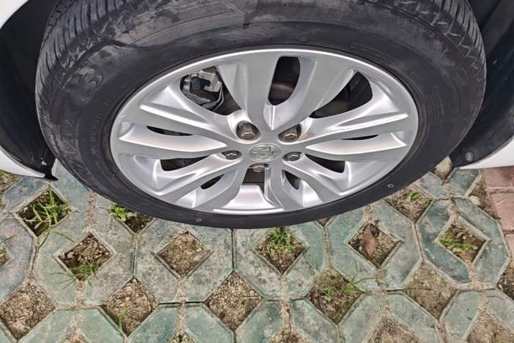 Used Buick GT 2021 Revised Version Flagship 1.5L Automatic Elite Edition Left Front Wheel Hub