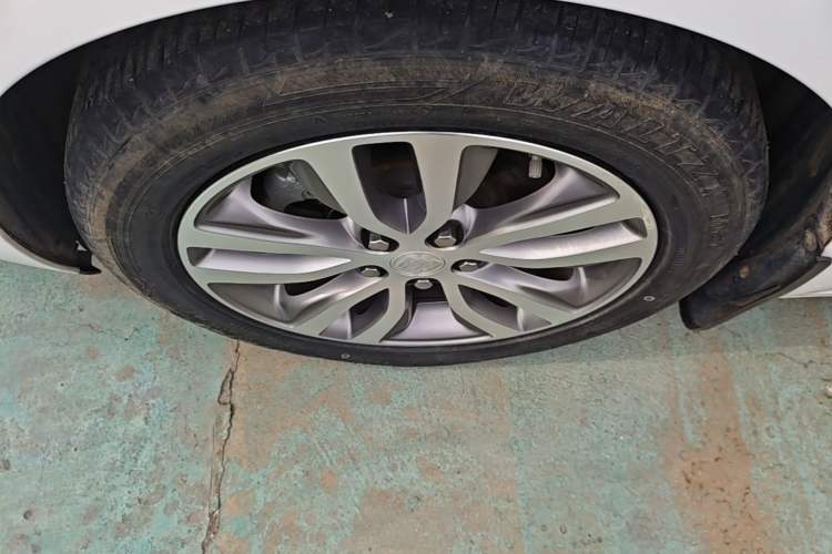 Used Buick GT 2021 1.3T Automatic Mild Hybrid Elite Version Left Front Wheel Hub