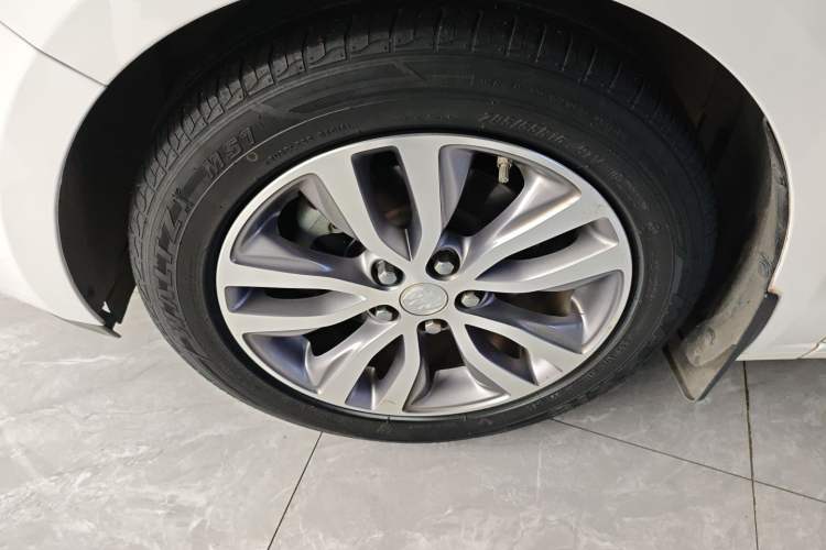 Used Buick GT 2021 Revised Version 1.3T Automatic Mild Hybrid Elite Edition Left Front Wheel Hub