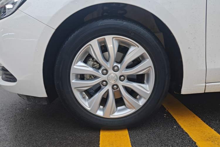 Used Buick GT 2021 Revised Version Flagship 1.5L Automatic Elite Edition Left Front Wheel Hub