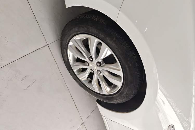 Used Buick GT 2021 Revised Version Flagship 1.5L Automatic Elite Edition Left Front Wheel Hub