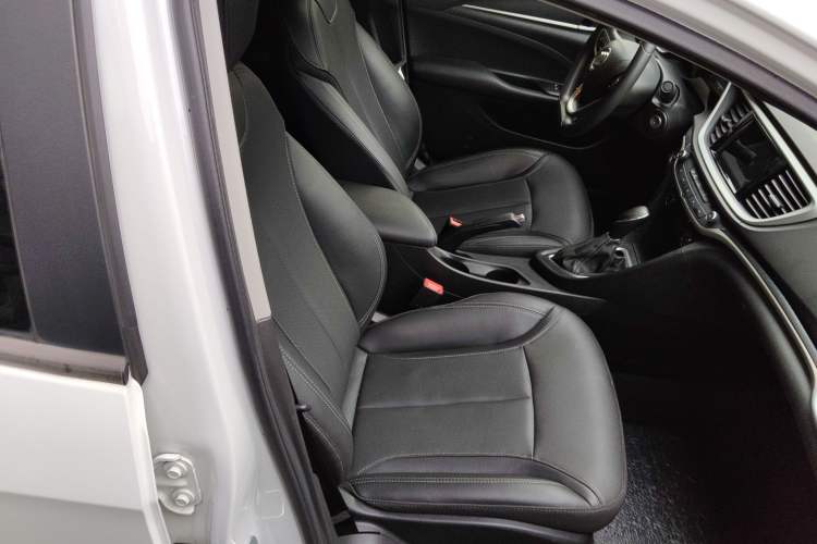 Used Buick GT 2021 Revised Version 1.3T Automatic Mild Hybrid Elite Edition Right Front Seat