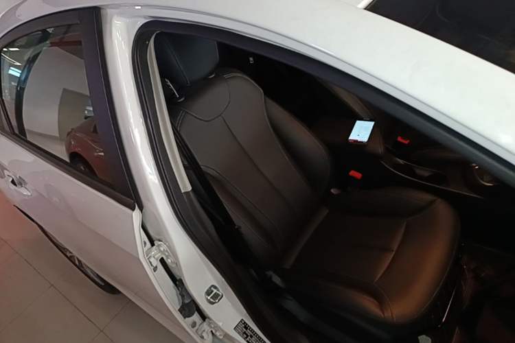 Used Buick GT 2021 Revised Version 1.3T Automatic Mild Hybrid Elite Edition Right Front Seat