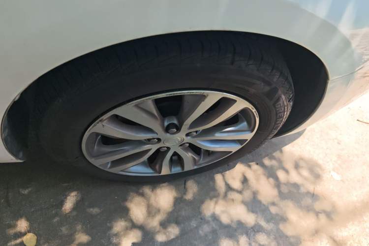 Used Buick GT 2021 Revised Version 1.3T Automatic Mild Hybrid Elite Edition Right Front Wheel Hub