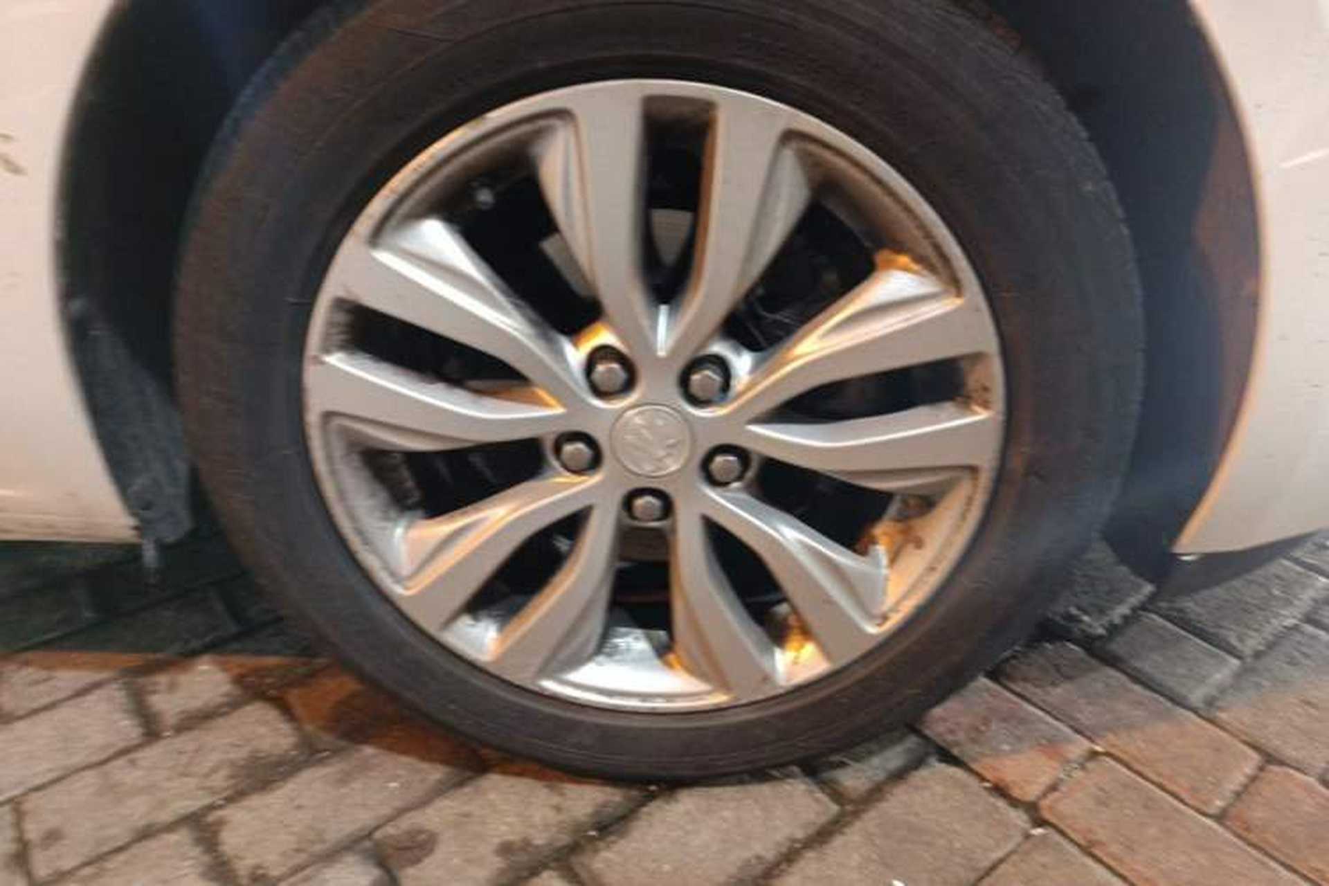 Used Buick GT 2021 Revised Version Flagship 1.5L Automatic Elite Edition Right Front Wheel Hub