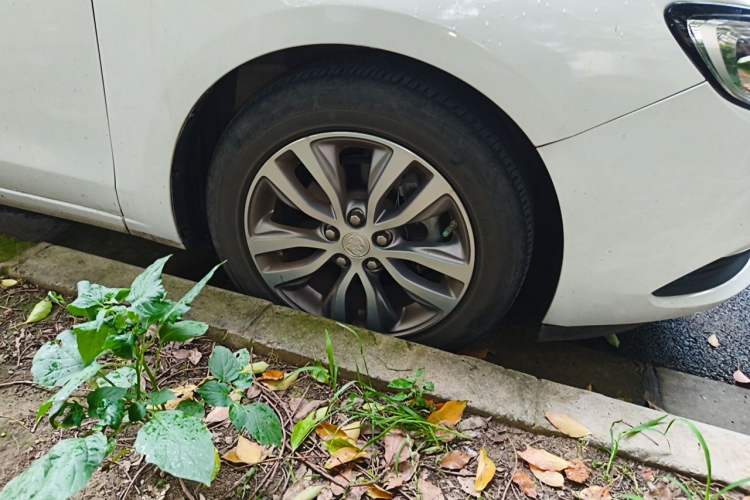Used Buick GT 2021 Revised Version 1.3T Automatic Mild Hybrid Elite Edition Right Front Wheel Hub