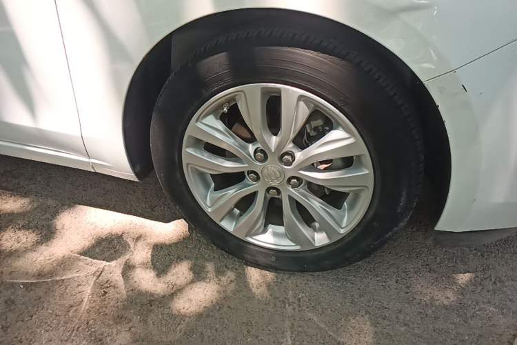 Used Buick GT 2021 Revised Version Flagship 1.5L Automatic Elite Edition Right Front Wheel Hub
