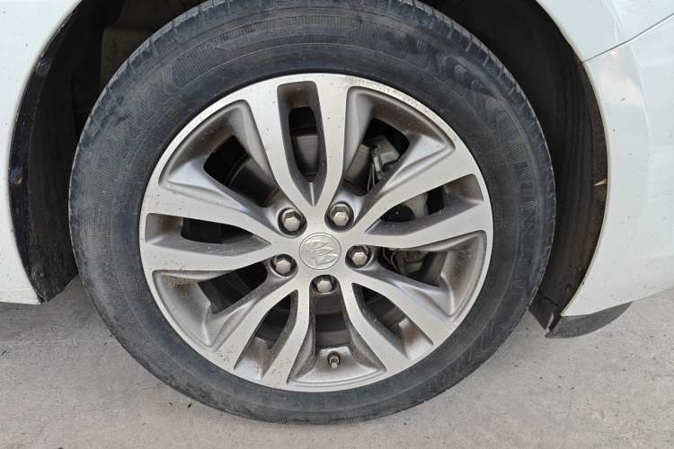 Used Buick GT 2021 Revised Version 1.3T Automatic Mild Hybrid Elite Edition Right Front Wheel Hub