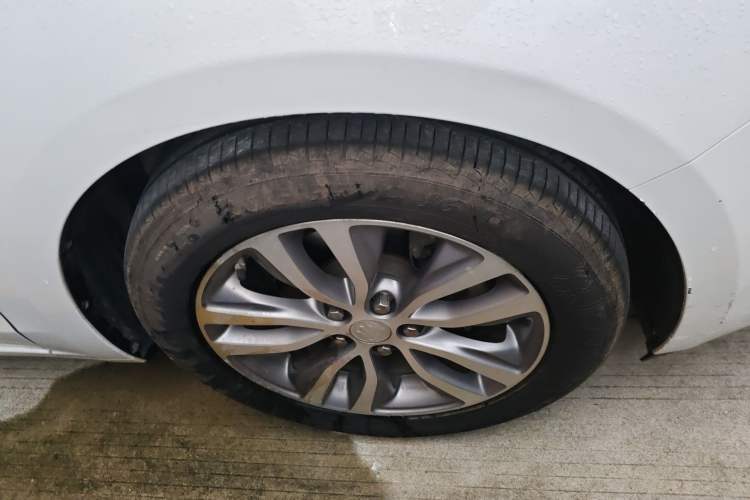 Used Buick GT 2021 Revised Version 1.3T Automatic Mild Hybrid Elite Edition Right Front Wheel Hub