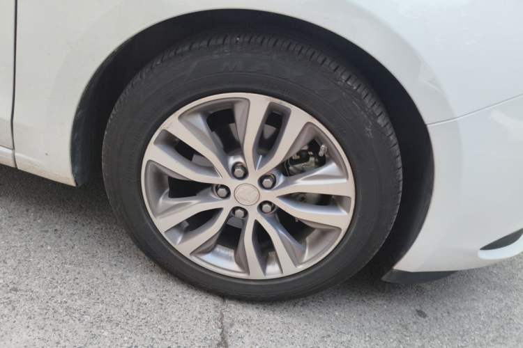 Used Buick GT 2021 Revised Version 1.3T Automatic Mild Hybrid Elite Edition Right Front Wheel Hub