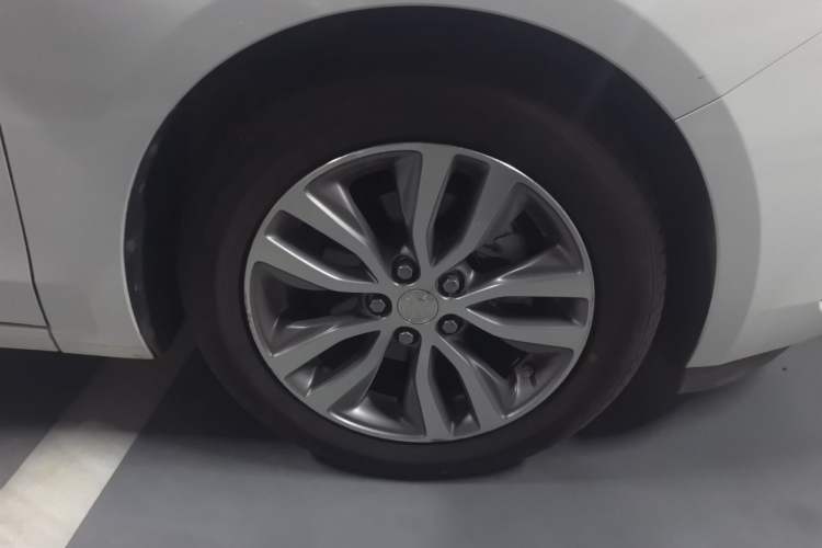 Used Buick GT 2021 Revised Version 1.3T Automatic Mild Hybrid Elite Edition Right Front Wheel Hub