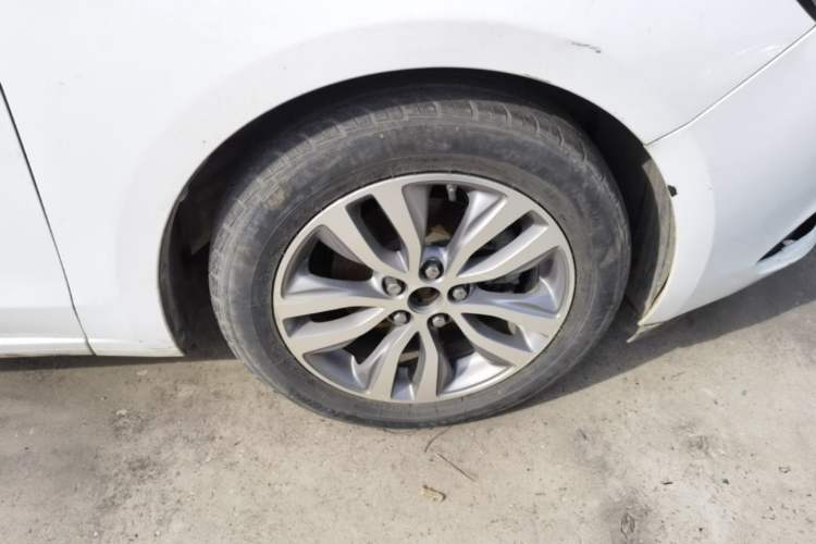 Used Buick GT 2021 Revised Version 1.3T Automatic Mild Hybrid Elite Edition Right Front Wheel Hub