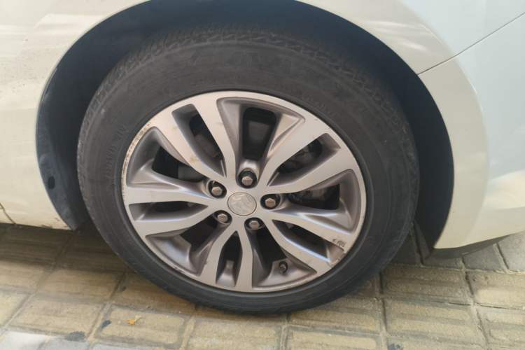 Used Buick GT 2021 Revised Version 1.3T Automatic Mild Hybrid Elite Edition Right Front Wheel Hub