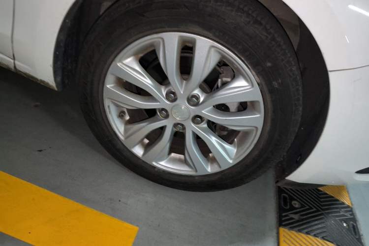 Used Buick GT 2021 Revised Version Flagship 1.5L Automatic Elite Edition Right Front Wheel Hub