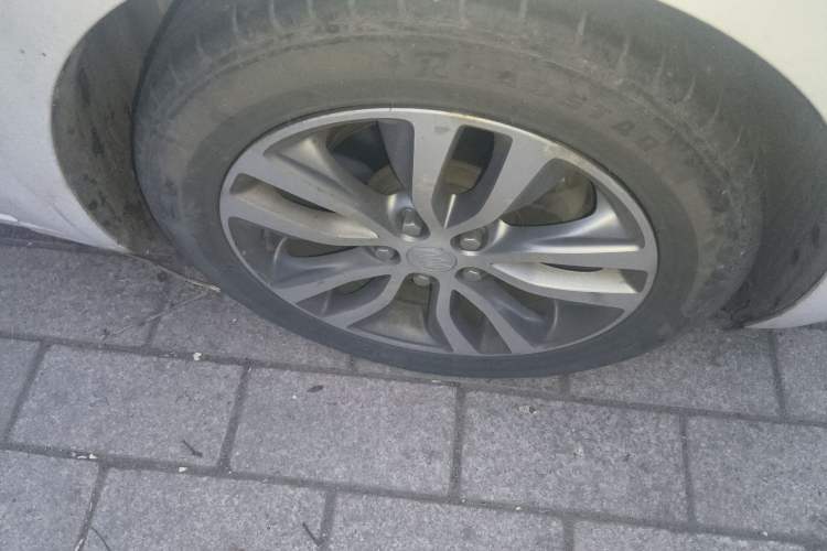 Used Buick GT 2021 Revised Version 1.3T Automatic Mild Hybrid Elite Edition Right Front Wheel Hub