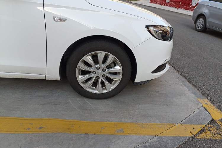 Used Buick GT 2021 Revised Version Flagship 1.5L Automatic Elite Edition Right Front Wheel Hub