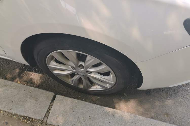 Used Buick GT 2021 Revised Version Flagship 1.5L Automatic Entry-Level Trim Right Front Wheel Hub