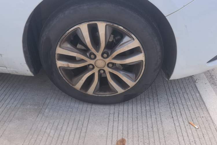Used Buick GT 2021 Revised Version 1.3T Automatic Mild Hybrid Elite Edition Right Front Wheel Hub
