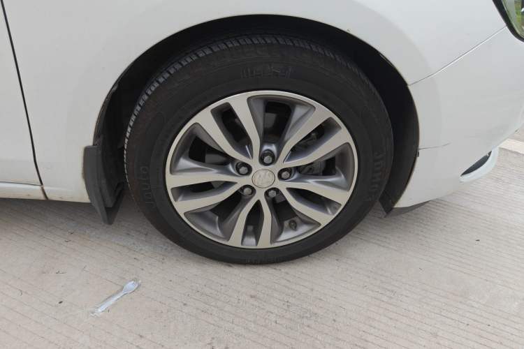 Used Buick GT 2021 Revised Version 1.3T Automatic Mild Hybrid Elite Edition Right Front Wheel Hub
