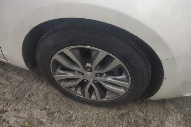 Used Buick GT 2021 Revised Version 1.3T Automatic Mild Hybrid Elite Edition Right Front Wheel Hub