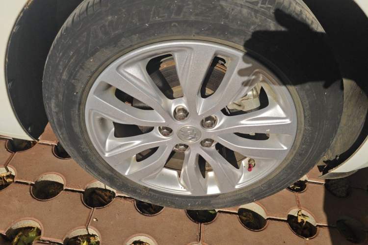 Used Buick GT 2021 Revised Version Flagship 1.5L Automatic Elite Edition Right Front Wheel Hub