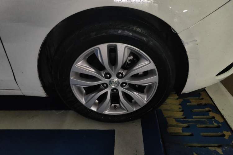 Used Buick GT 2021 Revised Version Flagship 1.5L Automatic Elite Edition Right Front Wheel Hub