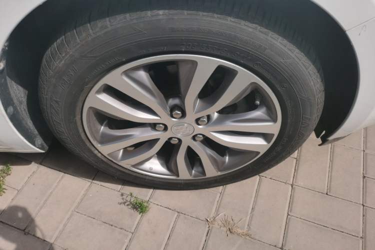 Used Buick GT 2021 Revised Version 1.3T Automatic Mild Hybrid Elite Edition Right Front Wheel Hub
