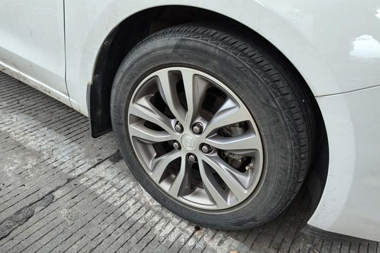 Used Buick GT 2021 Revised Version 1.3T Automatic Mild Hybrid Elite Edition Right Front Wheel Hub