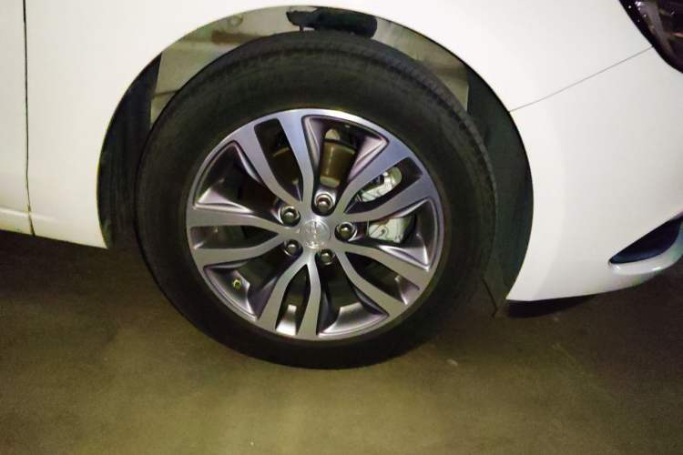Used Buick GT 2021 Revised Version 1.3T Automatic Mild Hybrid Elite Edition Right Front Wheel Hub