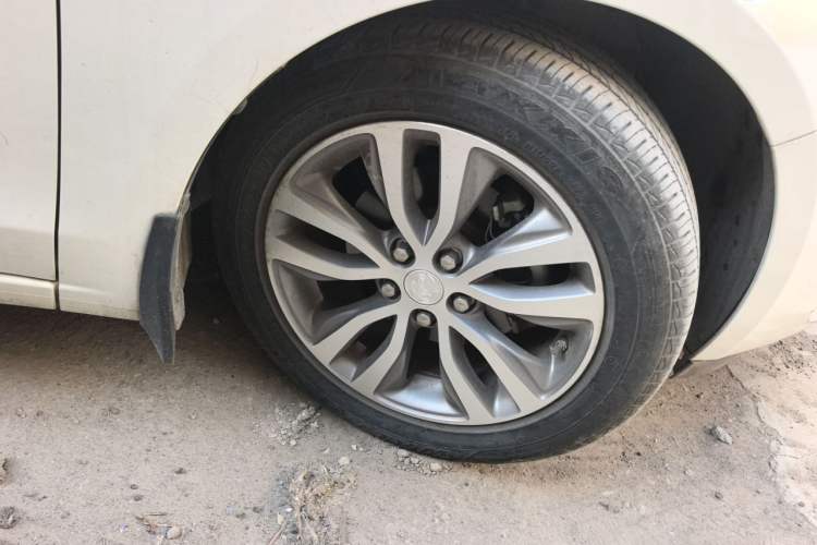 Used Buick GT 2021 Revised Version 1.3T Automatic Mild Hybrid Elite Edition Right Front Wheel Hub