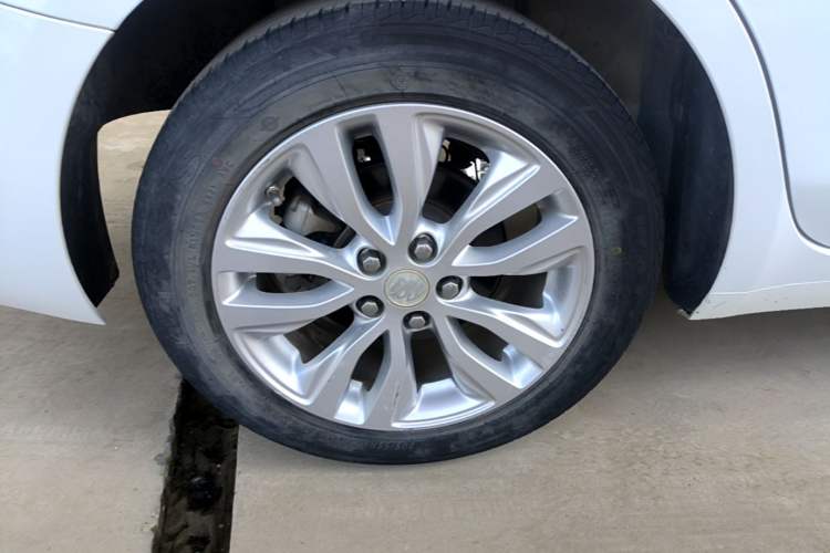 Used Buick GT 2021 Revised Version Flagship 1.5L Automatic Entry-Level Trim Right Rear Wheel Hub