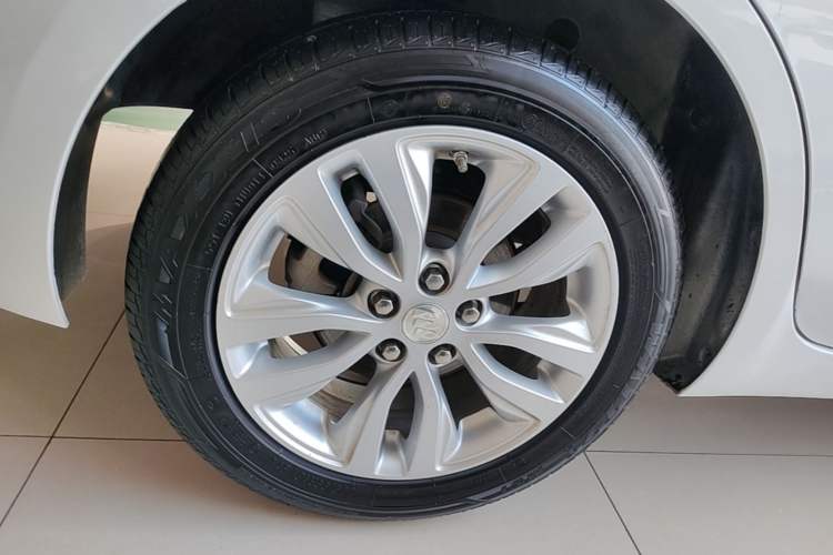 Used Buick GT 2021 Revised Version Flagship 1.5L Automatic Entry-Level Trim Right Rear Wheel Hub