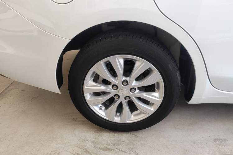 Used Buick GT 2021 Revised Version Flagship 1.5L Automatic Entry-Level Trim Right Rear Wheel Hub