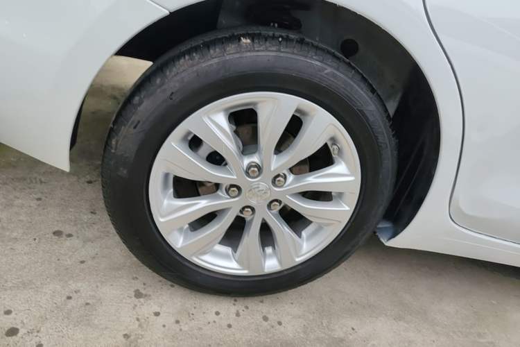 Used Buick GT 2021 Revised Version Flagship 1.5L Automatic Entry-Level Trim Right Rear Wheel Hub
